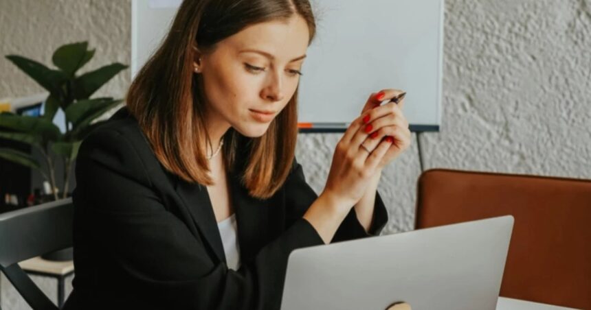 Άτομο που αισθάνεται πίεση από people-pleasing δουλειά γραφείου