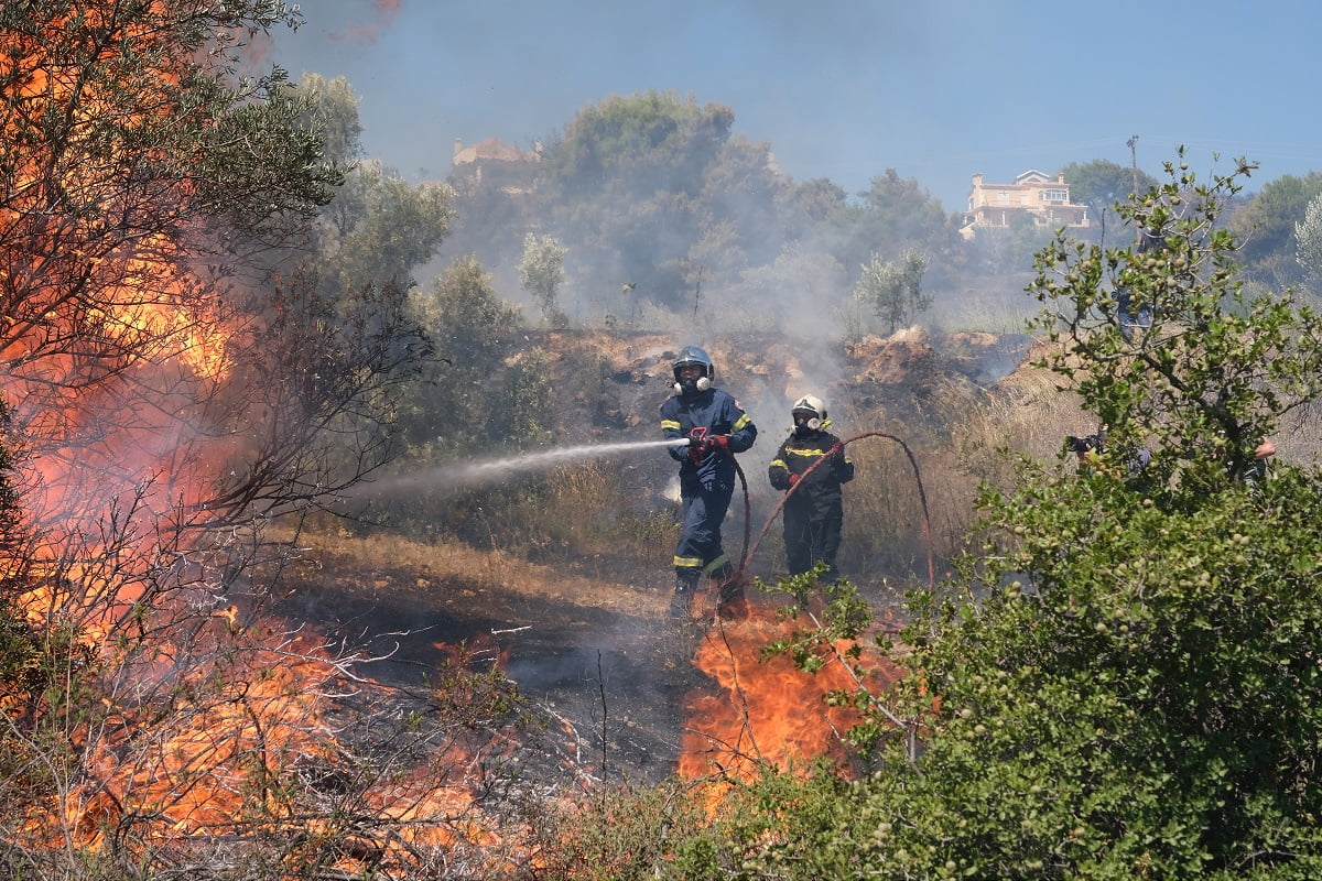 Φωτιά στην Πάρνηθα με πυροσβεστικά και αεροσκάφη