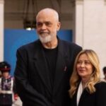 Έντι Ράμα γονάτισε μπροστά στη Μελόνι στο Palazzo Chigi