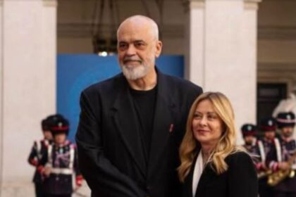 Έντι Ράμα γονάτισε μπροστά στη Μελόνι στο Palazzo Chigi