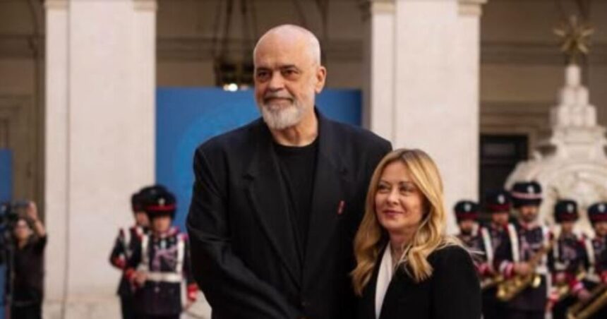 Έντι Ράμα γονάτισε μπροστά στη Μελόνι στο Palazzo Chigi