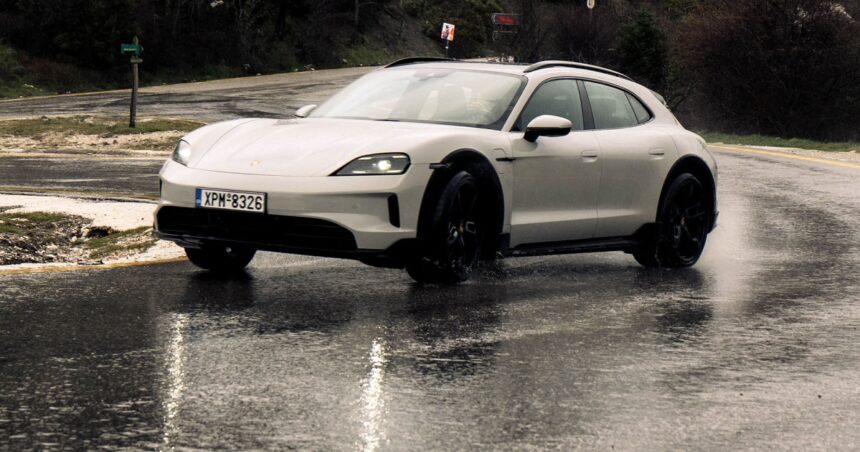 Porsche Taycan 4 Cross Turismo σε δρόμο Ελλάδας