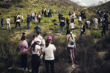 Μαθητές φυτεύουν κυπαρίσσια στην Ιερά Μονή Υψενής