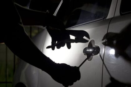 Αστυνομικοί με συλληφθέντες διαρρήξεις αυτοκινήτων Θεσσαλονίκη