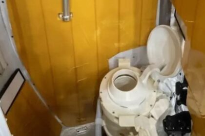 Κάψουλα Orion Artemis II τουαλέτα διάστημα Universal Waste Management