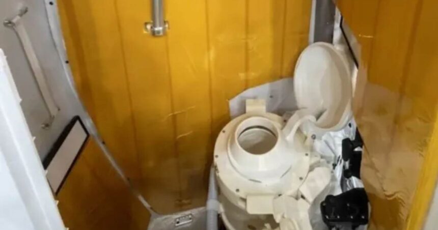 Κάψουλα Orion Artemis II τουαλέτα διάστημα Universal Waste Management