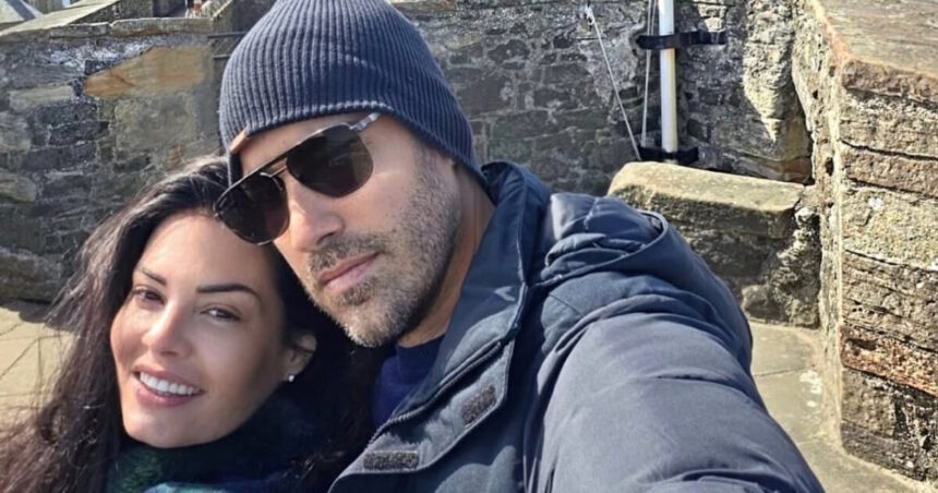 Μαρία Κορινθίου Σκωτία με σύντροφο στο Blackness Castle