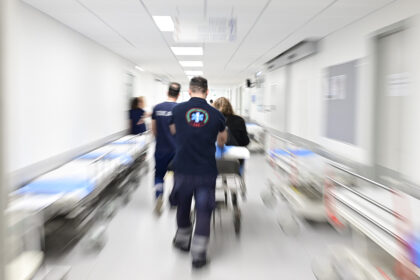 brain drain γιατροί φεύγουν Ελλάδα αποδημία