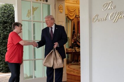 Τραμπ λαμβάνει φαγητό Λευκός Οίκος φιλοδώρημα