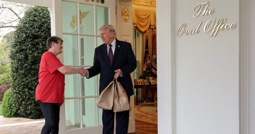 Τραμπ λαμβάνει φαγητό Λευκός Οίκος φιλοδώρημα