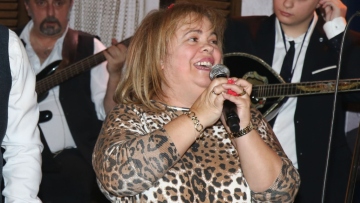 Έφη Θώδη J2US επί σκηνής και αντιπαράθεση