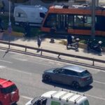 Σύγκρουση φορτηγού και τραμ στον Άλιμο Καλαμάκι