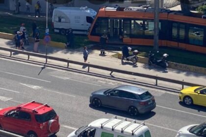 Σύγκρουση φορτηγού και τραμ στον Άλιμο Καλαμάκι