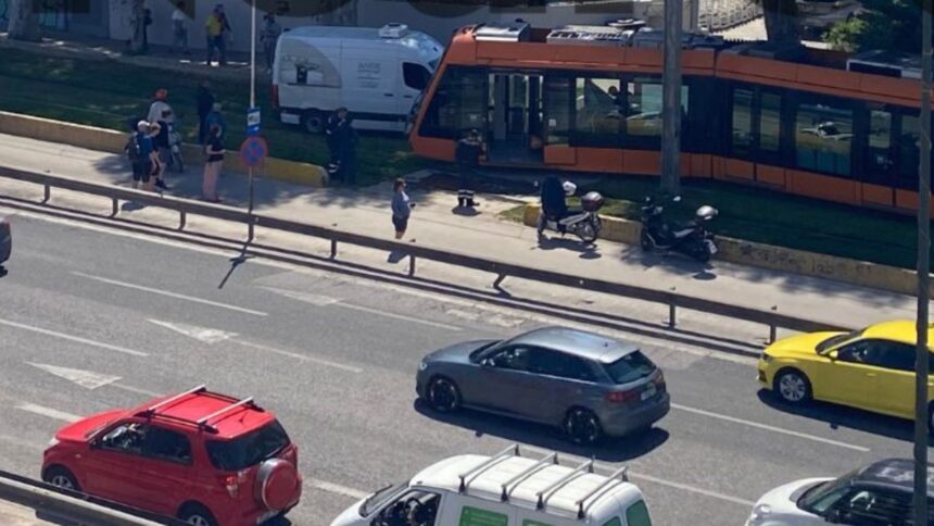 Σύγκρουση φορτηγού και τραμ στον Άλιμο Καλαμάκι