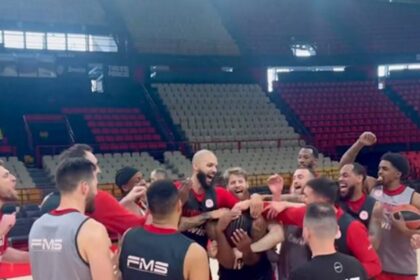 Ταϊρίκ Τζόουνς γενέθλια στην προπόνηση του Ολυμπιακού