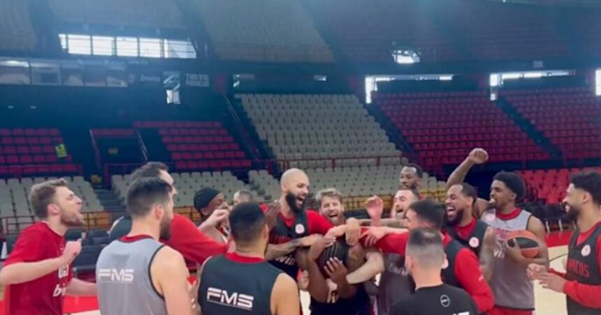 Ταϊρίκ Τζόουνς γενέθλια στην προπόνηση του Ολυμπιακού