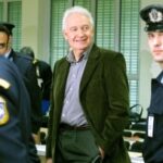 Αλέξανδρος Γιωτόπουλος έξω από το σπίτι στον Βύρωνα