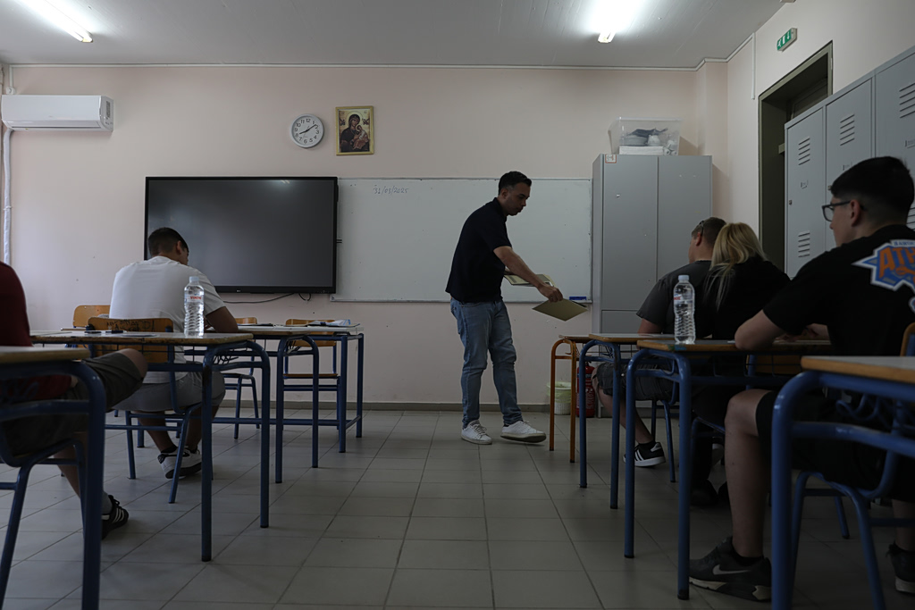 μαθητές σε σχολείο προαγωγικές εξετάσεις 18 Μαΐου