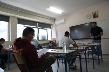 μαθητές σε αίθουσα εξετάσεων ενδοσχολικές εξετάσεις