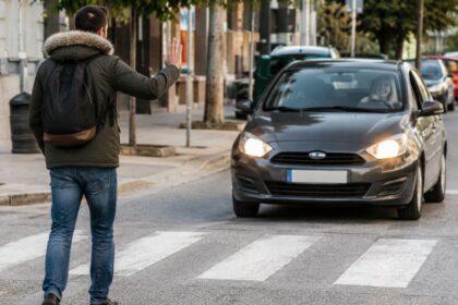 πεζός λέει ευχαριστώ στη διάβαση σε οδηγό - ευχαριστώ στη διάβαση