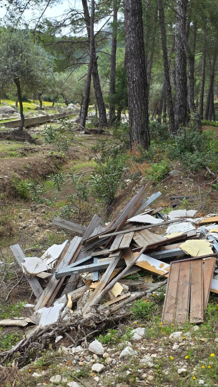 Επτά Πηγές Ρόδου με σκουπίδια και μπάζα
