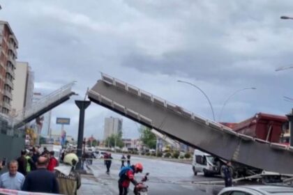Φορτηγό με ανυψωμένη καρότσα χτυπά πεζογέφυρα στην Άγκυρα
