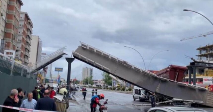 Φορτηγό με ανυψωμένη καρότσα χτυπά πεζογέφυρα στην Άγκυρα