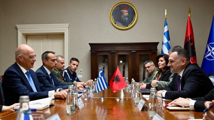 Δένδιας αμυντική συνεργασία στα Τίρανα