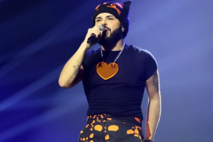 Ακύλας Eurovision πρόβα με πατίνι