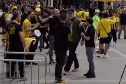 φιέστα ΑΕΚ οπαδοί έξω από Allwyn Arena