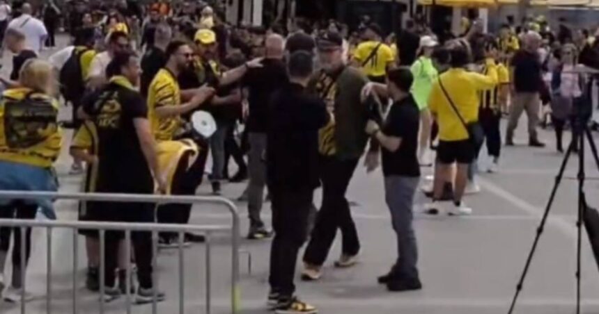 φιέστα ΑΕΚ οπαδοί έξω από Allwyn Arena