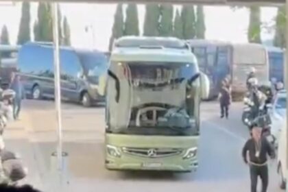 Βαλένθια T-Center άφιξη με αστυνομική συνοδεία