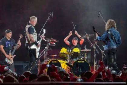 Metallica στο ΟΑΚΑ με το κοινό και Τρύπες