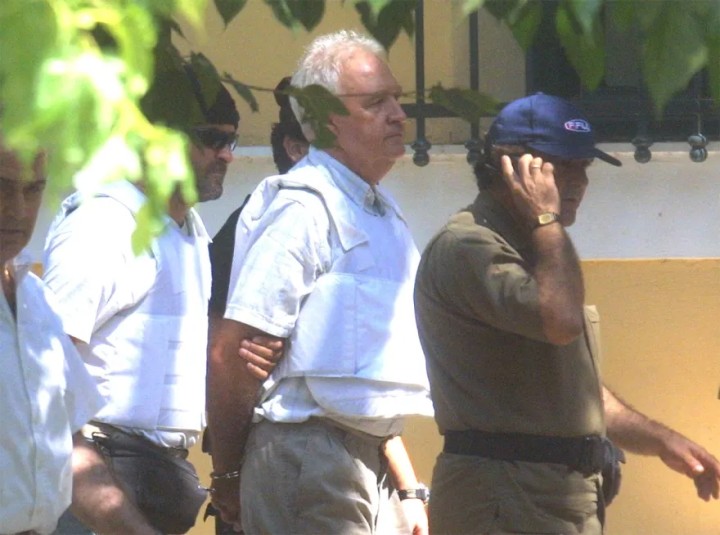 Αλέξανδρος Γιωτόπουλος έξω από το σπίτι στον Βύρωνα