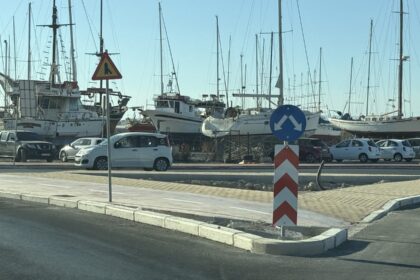 λιμένας Ακαντιάς και εργοτάξιο με keyword