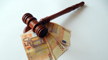 Περιπολικό Σαλαμίνα έξω από σχολείο με focus keyword