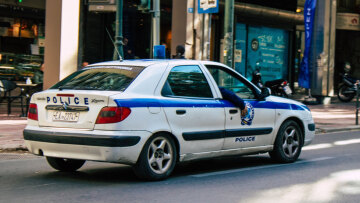 τρύπα στον τοίχο σε μεσιτικό στη Θεσσαλονίκη
