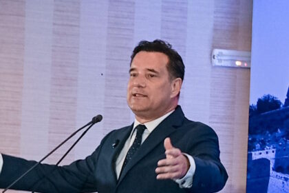 Ανδρουλάκης με κόκκινο γαρύφαλλο στην Καισαριανή