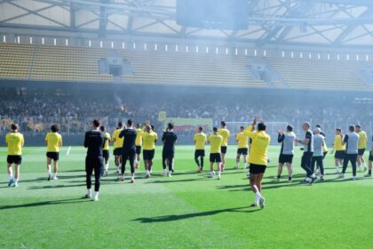 οπαδοί στην Allwyn Arena στην ανοικτή προπόνηση