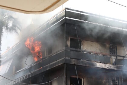 Φωτιά στο Ίλιον σε πολυκατοικία με αποθήκη ανταλλακτικών