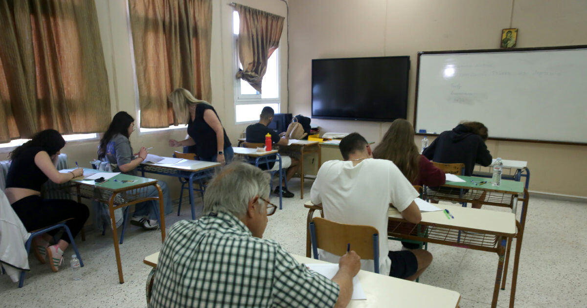 μαθητές σε αίθουσα εξετάσεων ενδοσχολικές εξετάσεις