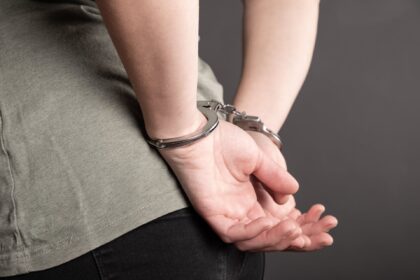 Σύλληψη 68χρονης για απάτη οικοπέδου