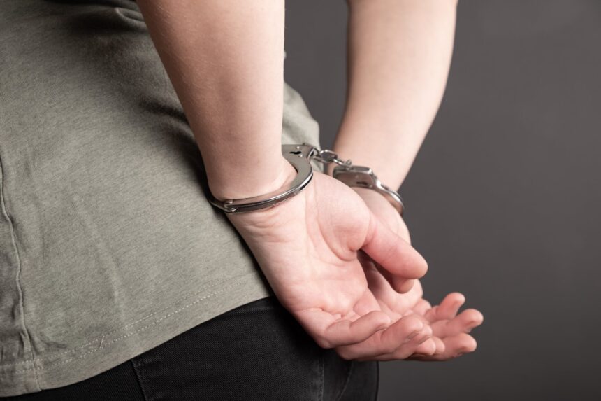Σύλληψη 68χρονης για απάτη οικοπέδου