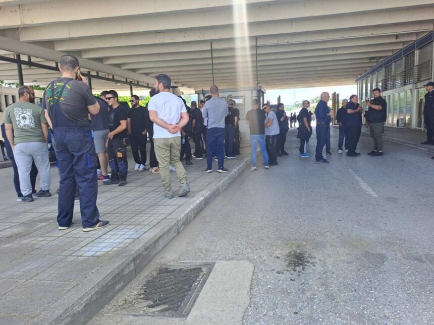 Αγρότες Σέρρες στον Προμαχώνα μπροστά στη ζώνη απολύμανσης
