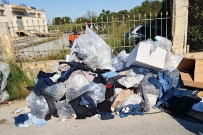 200 κιλά ρούχων πέταμα κοντά σε κάδο