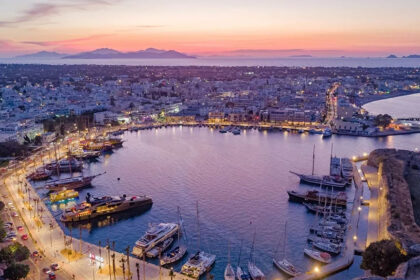 Πεζοπορία στην Κω σε μονοπάτι με πεύκα και θέα