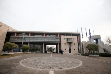 Αυλές της Γειτονιάς Θεσσαλονίκη εργασίες και κολυμβητήριο
