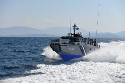 ρυμουλκό Μακρόνησος 7μελές πλήρωμα προσάραξη