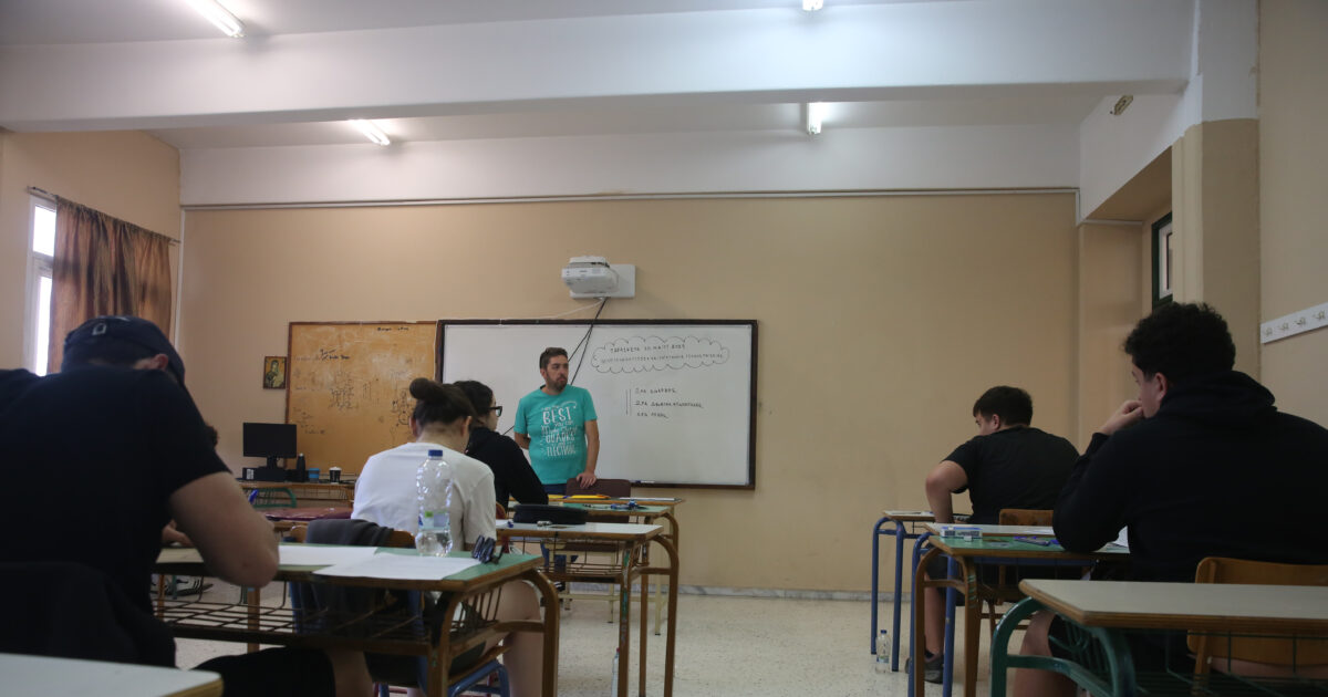 μαθητές σε σχολείο προαγωγικές εξετάσεις 18 Μαΐου