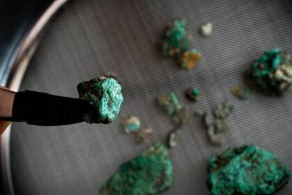 πράσινο ορυκτό Πυρηναία Cova 338